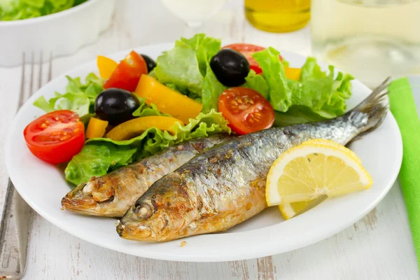 Sardinas fritas con ensalada fresca — Foto de Stock