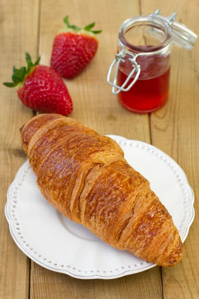 Croissant mit Marmelade — Stockfoto