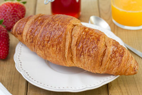 Croissant mit Marmelade — Stockfoto