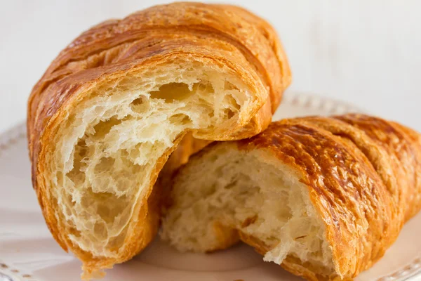 Vágott croissant, a fehér asztal — Stock Fotó