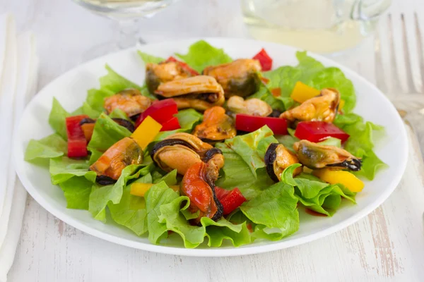 Салат з морепродуктами та овочами — стокове фото