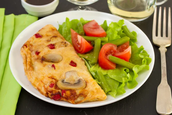 Omelet met plantaardige salade op de plaat — Stockfoto