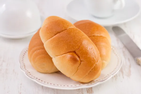 A fehér táblán kenyér — Stock Fotó