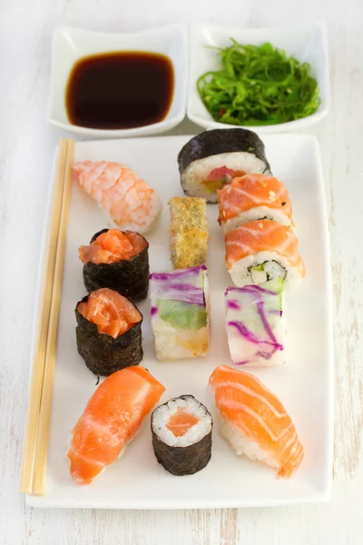 Nourriture japonaise sur le plat blanc — Photo