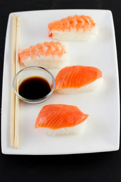 Sushi sur l'assiette — Photo