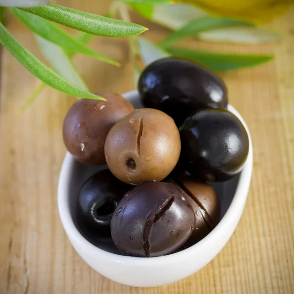 Oliven in der weißen Schüssel — Stockfoto