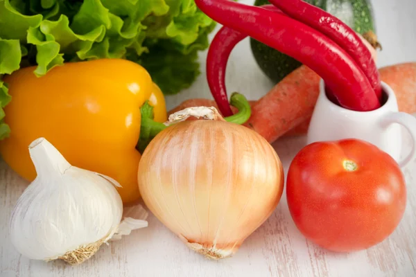 Verse groenten op tafel — Stockfoto