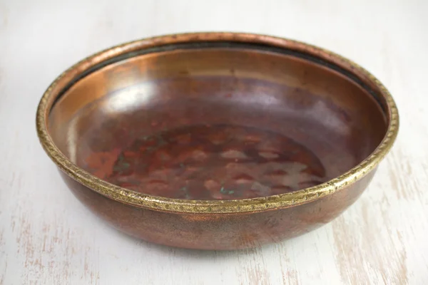 Oude metalen schotel op tafel — Stockfoto