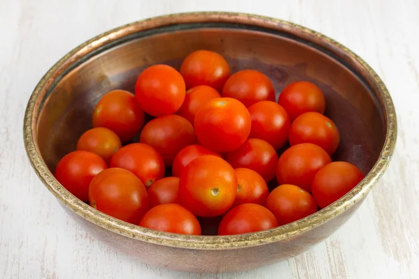 Pequeno tomate em prato velho — Fotografia de Stock