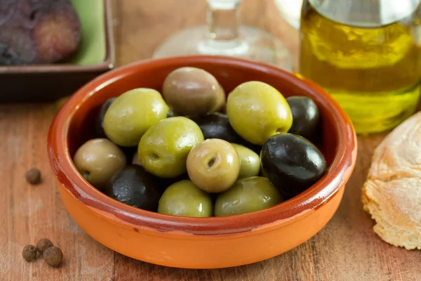 Olives in the brown bowl — Stock Photo, Image
