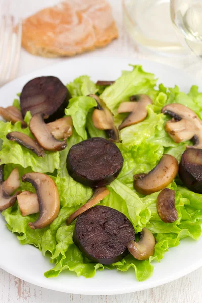 Salad with fried sausages and portobello — Stock Photo, Image