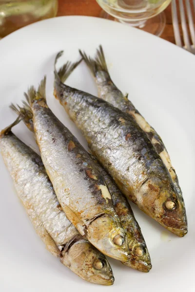 Sardine fritte sul piatto bianco — Foto Stock