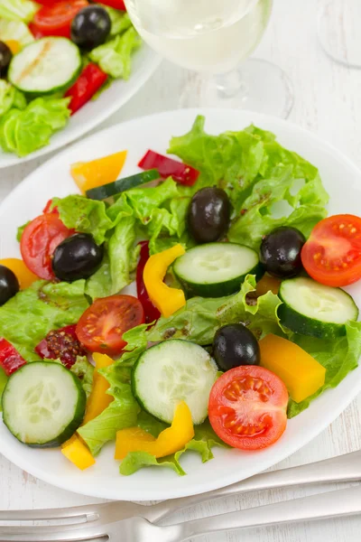 Sallad med färska grönsaker på tallriken — Stockfoto