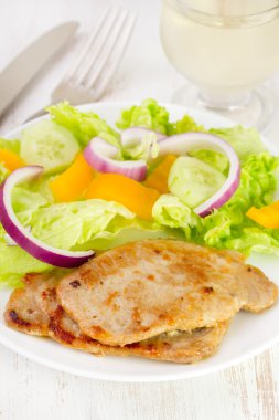 taze salata ile kızarmış et