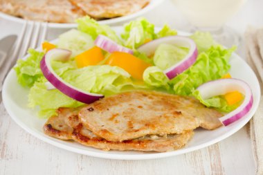 Kızarmış domuz beyaz tabak salata ile
