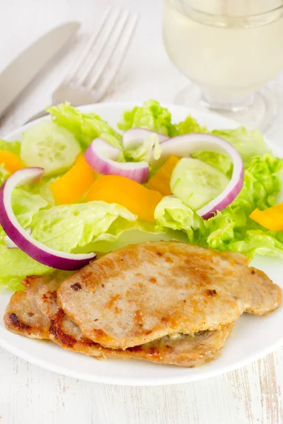 Gebratenes Fleisch mit frischem Salat — Stockfoto