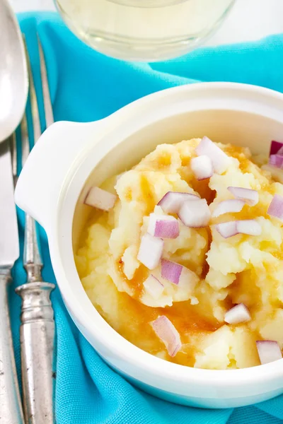 Mashed potato with sauce and red onion — Stock Photo, Image