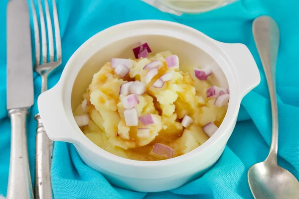 Patates püresi sosu ve kırmızı soğan ile — Stok fotoğraf