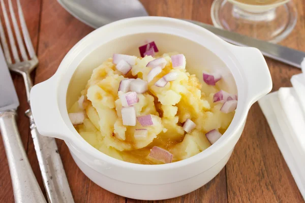 Patates püresi sosu ve kırmızı soğan ile — Stok fotoğraf