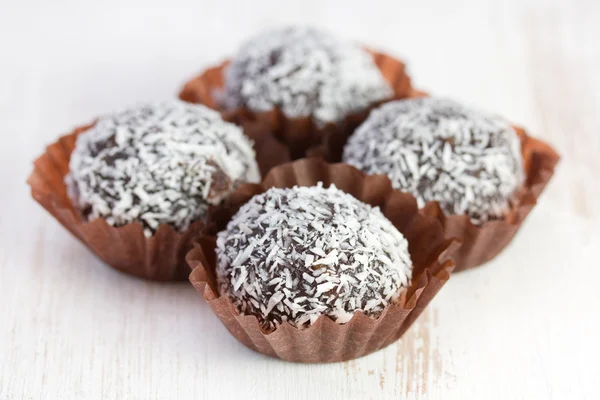 Шоколадные трюфели с кокосом — стоковое фото