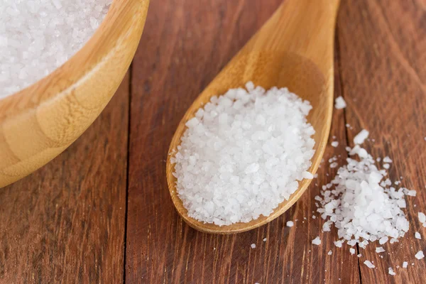 Sal en tazón con cuchara sobre la mesa — Foto de Stock