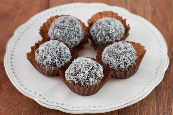 Chocolade truffels met kokos — Stockfoto