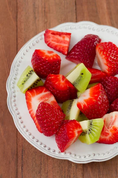 Sałatki ze świeżych owoców na białym talerzu — Zdjęcie stockowe