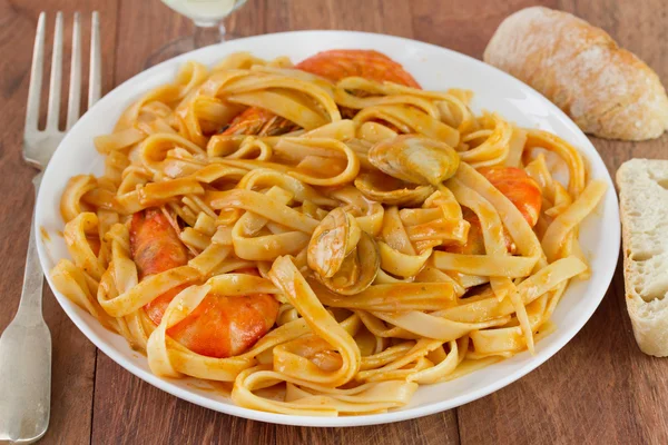 Spaghetti with seafood on the white plate — Stock Photo, Image