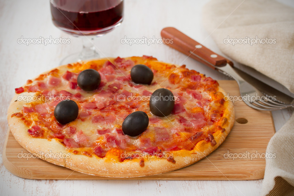 Pizza Masası bardak kırmızı şarap ile — Stok Foto © nataliamylova 22651307