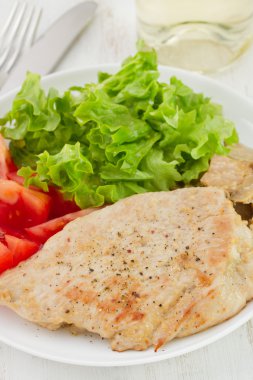 marul ve domates ile kızarmış et