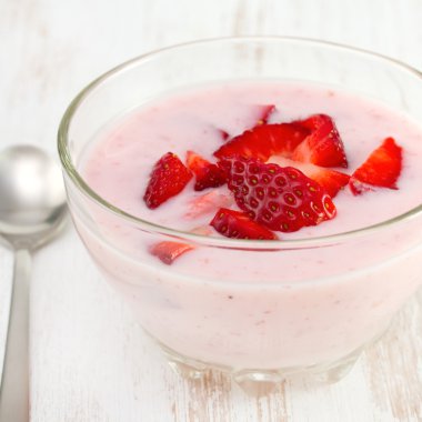 yoğurt kase çilek ile