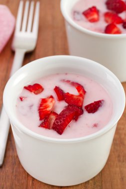 yoğurt kase çilek ile