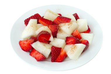 beyaz zemin üzerine beyaz tabak meyve salatası