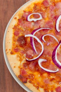 Pizza plaka soğan ile