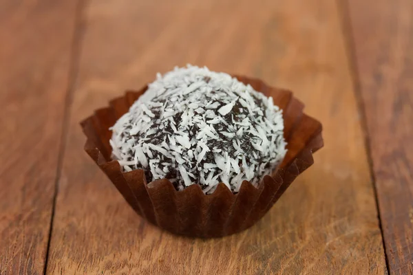 Trufas de chocolate com coco na mesa — Fotografia de Stock