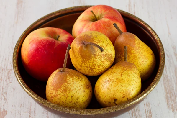 Appels met peren in schotel — Stockfoto