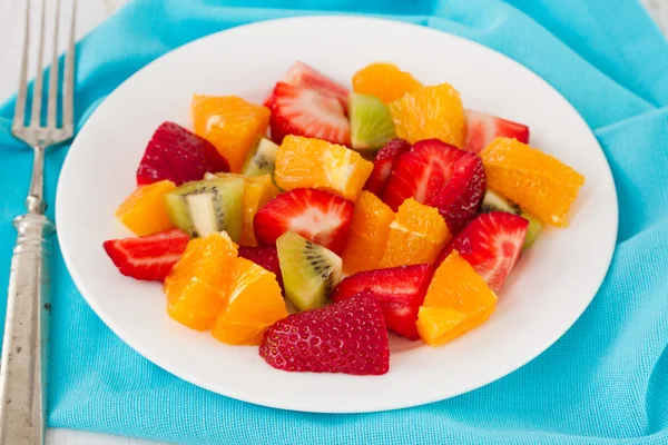 Ensalada de frutas en plato blanco —  Fotos de Stock