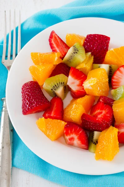 Insalata di frutta in piatto bianco — Foto Stock