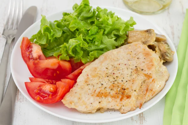 Gebakken kalkoen met salade — Stockfoto