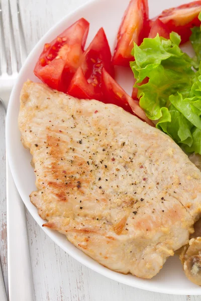 Gebakken kalkoen met paddestoelen en salade — Stockfoto