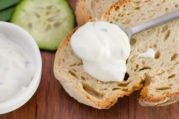 Cucumber dip with bread — Stock Photo, Image