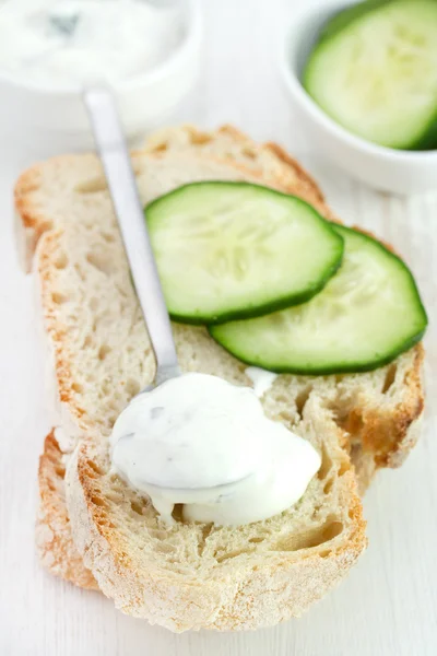 Yogurt cucumber sauce with bread — Stock Photo, Image