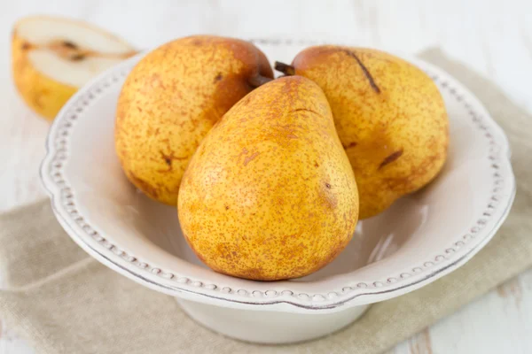 Pears in white dish with napkin — Stock Photo, Image