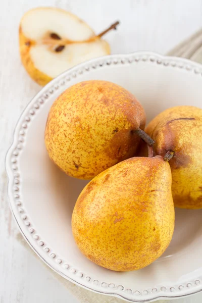 Gele peren in witte schotel — Stockfoto