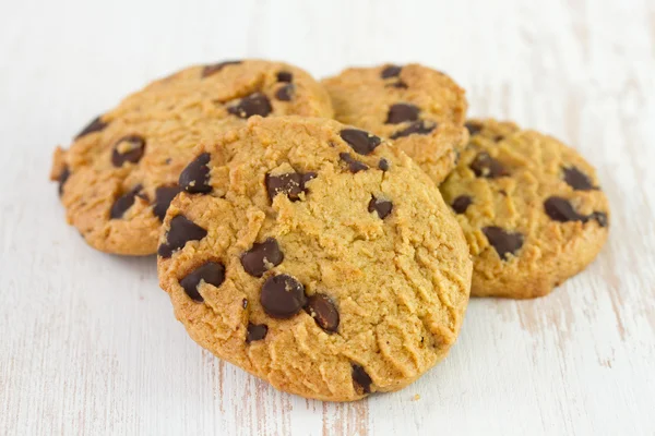 Biscuits au chocolat sur table blanche — Photo