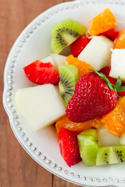 Fruktsallad med jordgubbar — Stockfoto