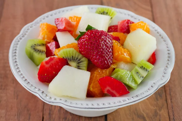 Fruktsallad med jordgubbar på plattan — Stockfoto