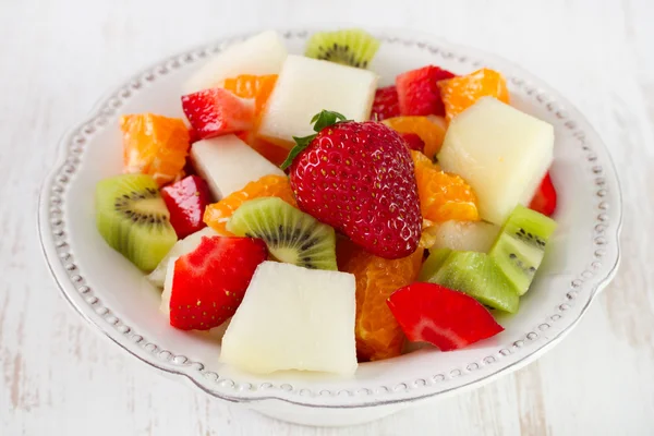 Sałatka owocowa w biały danie — Zdjęcie stockowe