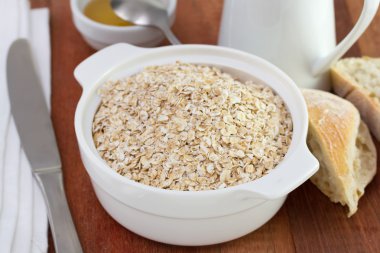 tahıl ekmek ve bal kase