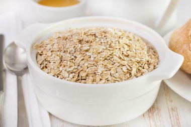 Beyaz bir kase tahıl